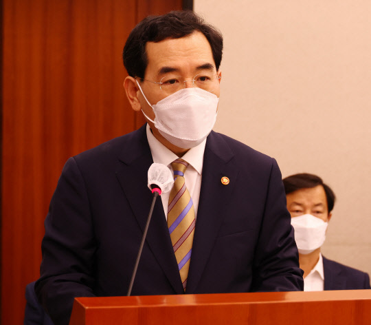 이창양 산업통상자원부 장관이 22일 서울 여의도 국회에서 열린 산업통상자원중소벤처기업위원회 전체회의에서 2021 회계연도 결산 보고를 하고 있다.<연합뉴스>